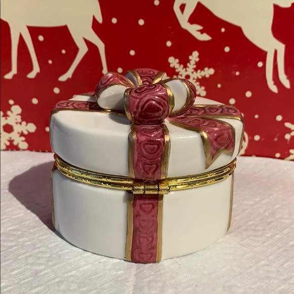 Porcelain Christmas Gift Ring Box - Picture 2 of 6